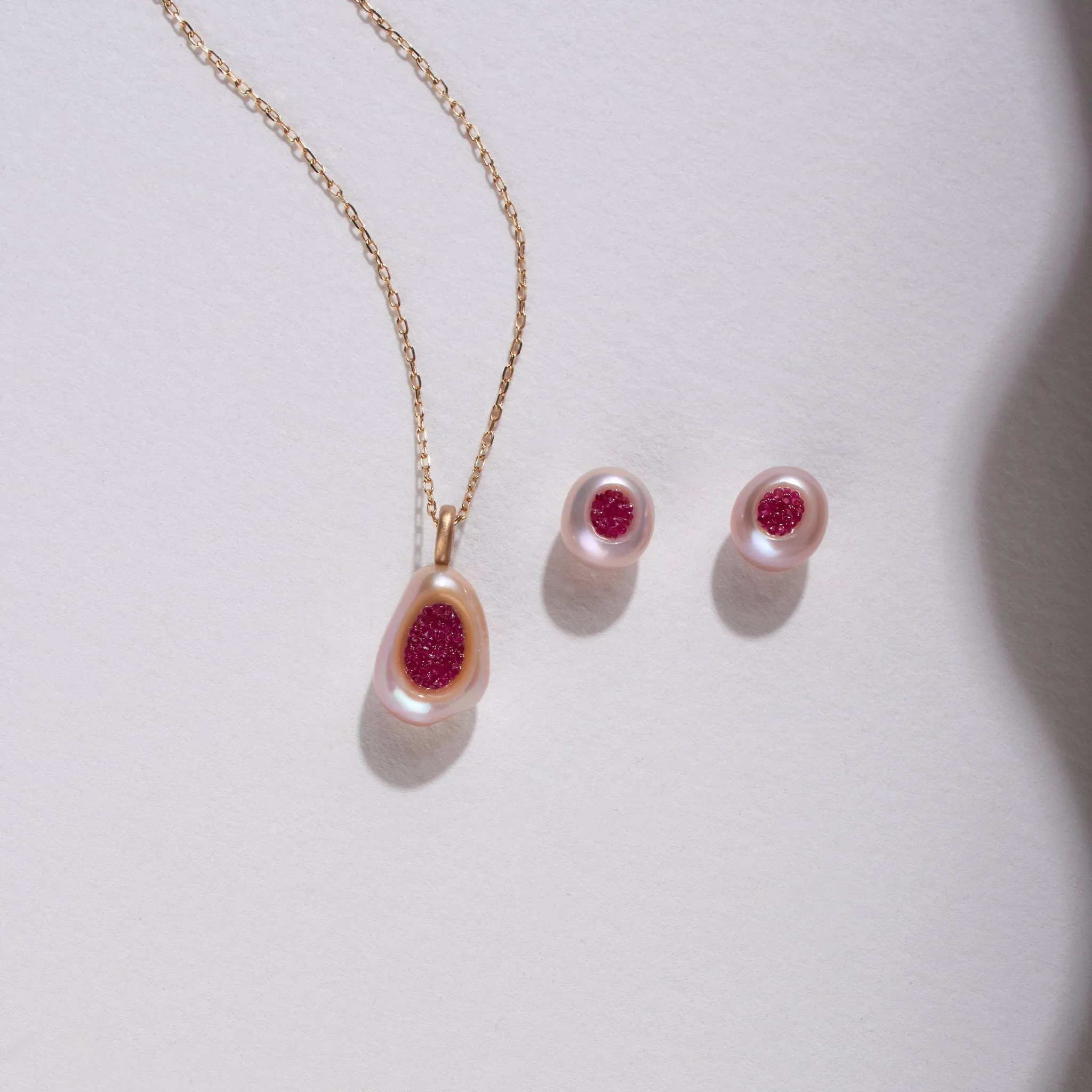 Piccolo Finestrino Collection Freshwater Pearl Pendant and Stud Earrings Set with Ruby