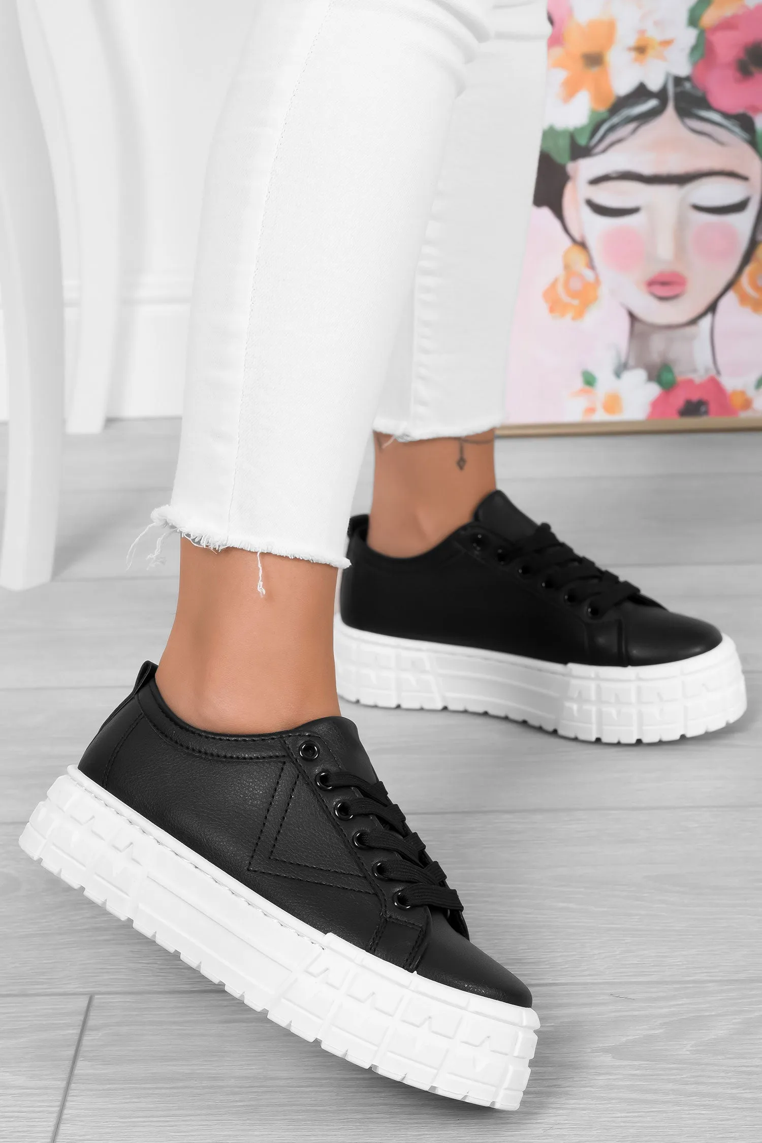 Sneakers nere con suola spessa e lacci